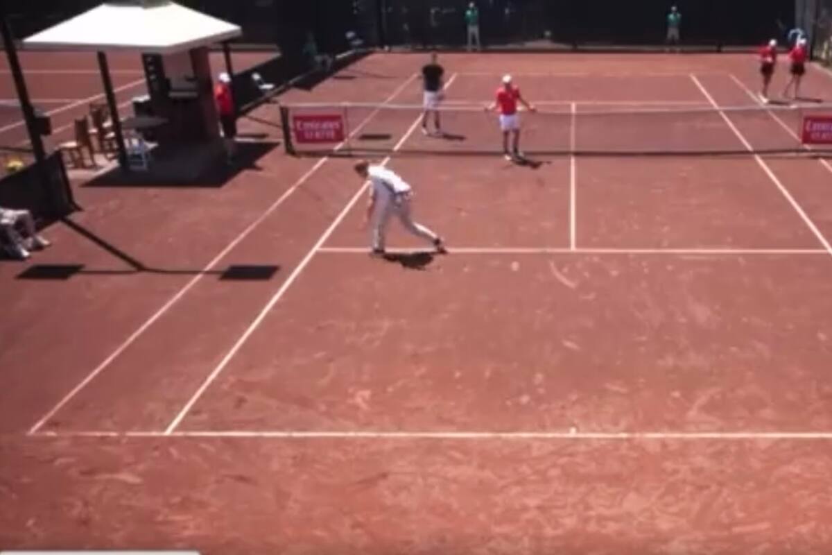 El momento de la polémica: el umpire señala un mal saque después de haber cantado el "juego, set y partido"