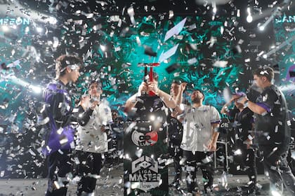 El momento de la premiación de Liga Máster Flow de League of Legends, que tuvo al equipo 9z como victorioso