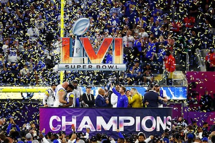 El momento de la premiación: Sean McVay, head coach de Los Angeles Rams, alza el trofeo Vince Lombardi, tras la victoria de sus dirigidos sobre Cincinnati Bengals por 23-20