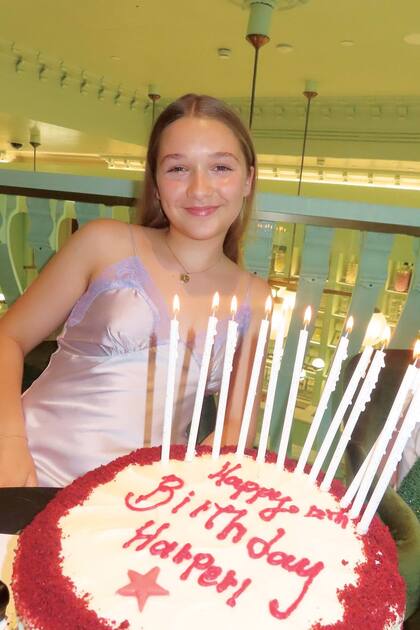 El momento de la torta con doce velas blancas.
