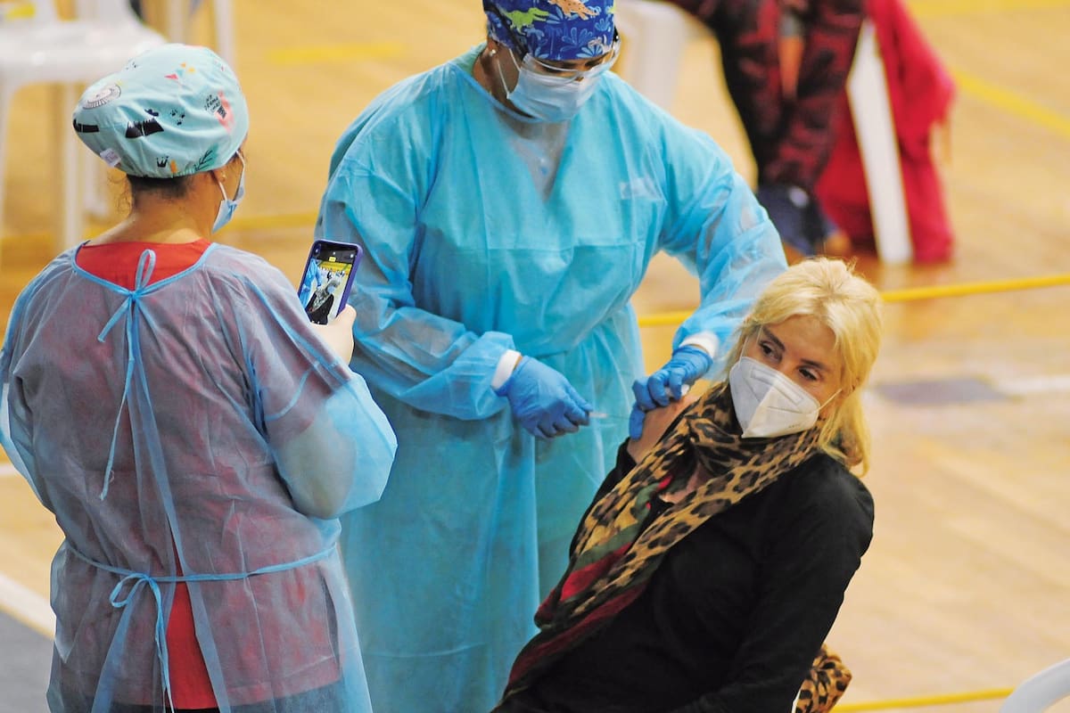 El momento de la vacunación en la cancha de básquet del Campus de Maldonado