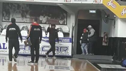 El momento de las amenazas al plantel de San Martín