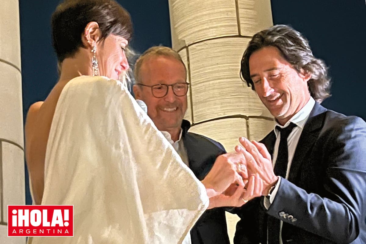 El momento de los anillos. Austin Hearst estudió especialmente para celebrar esta boda.