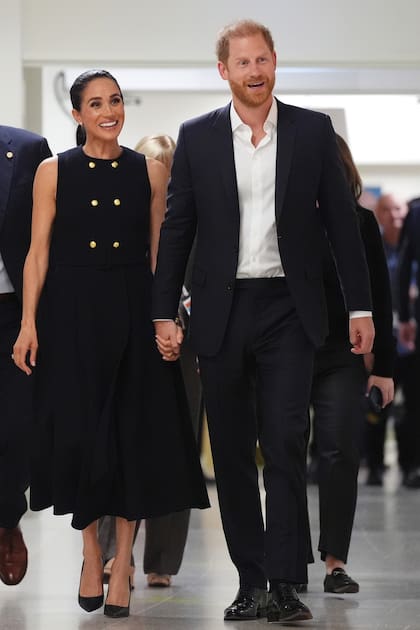 El momento de su llegada al Royal Children’s Hospital, donde los esperaba una multitud. Ella llevó un vestido de Karen Gee, zapatos Dior, reloj y brazalete de oro amarillo Cartier
