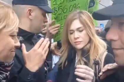 El momento de tensión con los manifestantes. Foto: captura