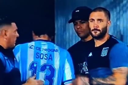 El momento de tensión de Santiago Sosa con Marcos Rojo (con gorra negra) en el regreso al vestuario tras la expulsión
