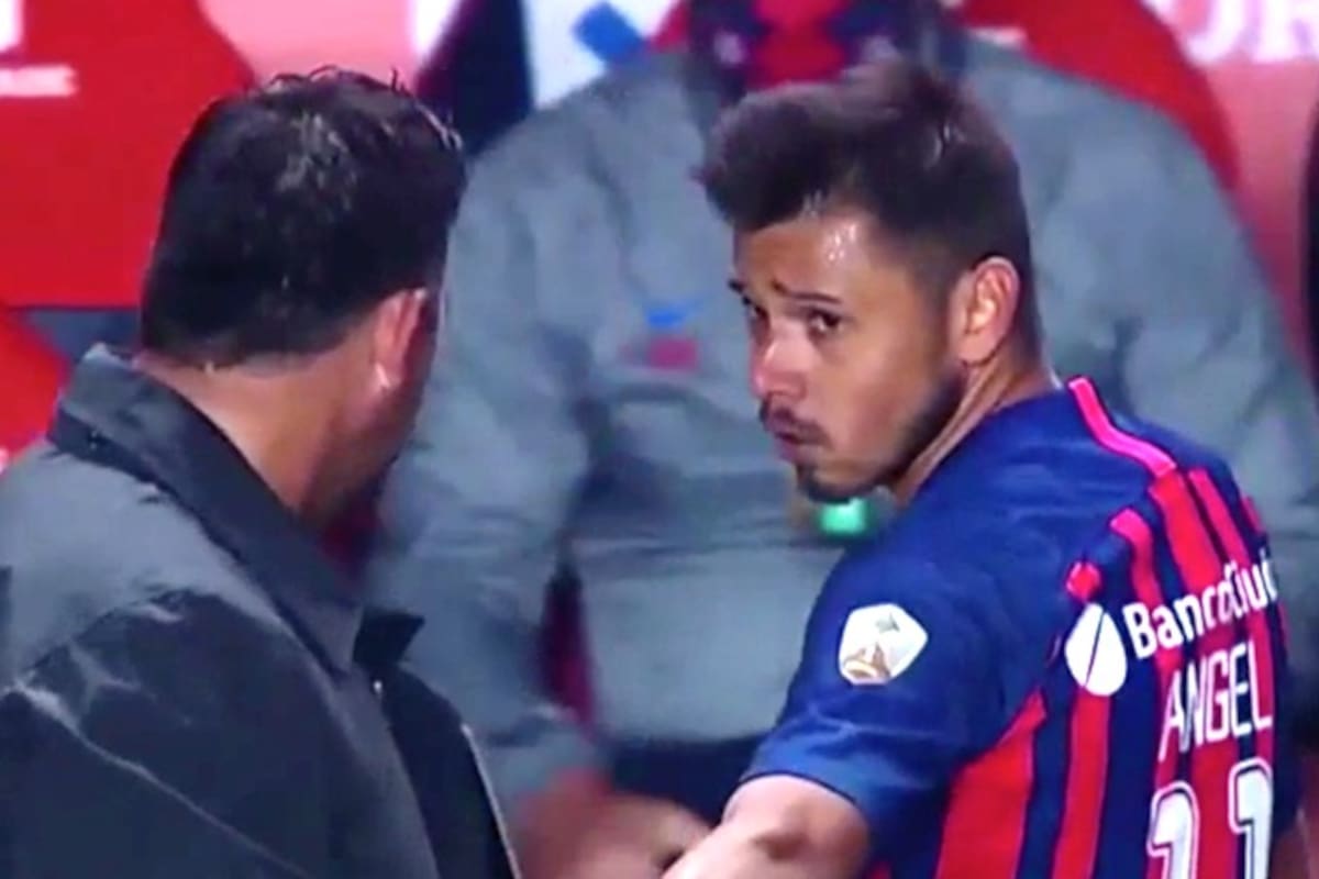 El momento de tensión luego de que Diego Dabove reemplazara a Ángel Romero ante Universidad de Chile por la Copa Libertadores; todos siguen de cerca la relación entre el DT y los jugadores ofensivos de San Lorenzo.