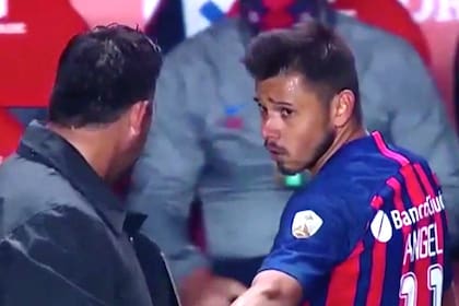 El momento de tensión luego de que Diego Dabove reemplazara a Ángel Romero ante Universidad de Chile por la Copa Libertadores; todos siguen de cerca la relación entre el DT y los jugadores ofensivos de San Lorenzo.