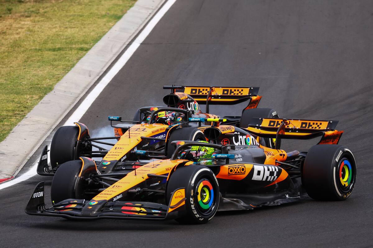 El momento de zozobra de McLaren: Oscar Piastri, por el interior, intenta superar a Lando Norris; el australiano bloqueó los neumáticos y evitó atropellar a su compañeros de equipo