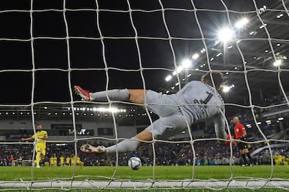 El momento decisivo: Kepa ataja el remate de su compatriota Raúl Albiol y le da la victoria a Chelsea