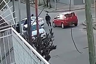 Chocó contra una moto y lo asaltaron mientras pasaba los datos para el seguro