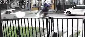 Dos motociclistas salieron disparados tras chocar de frente contra un auto que se cambió de carril