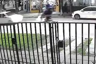 Dos motociclistas salieron disparados tras chocar de frente contra un auto que se cambió de carril