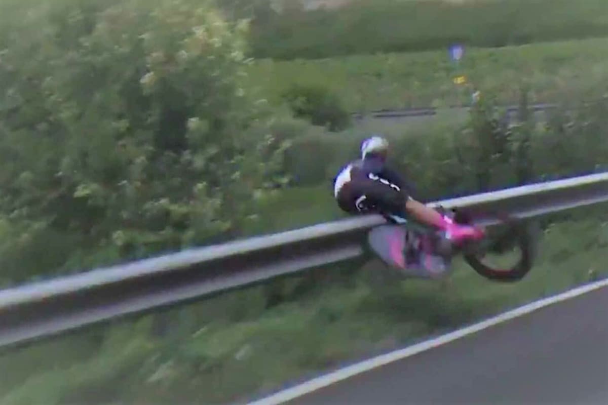 El momento del accidente de la estadounidense Chloé Dygert en la ruta de Imola