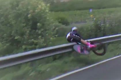 El momento del accidente de la estadounidense Chloé Dygert en la ruta de Imola