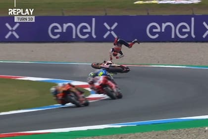 El momento del accidente de Marc Marquez; un susto grande para el motociclista español