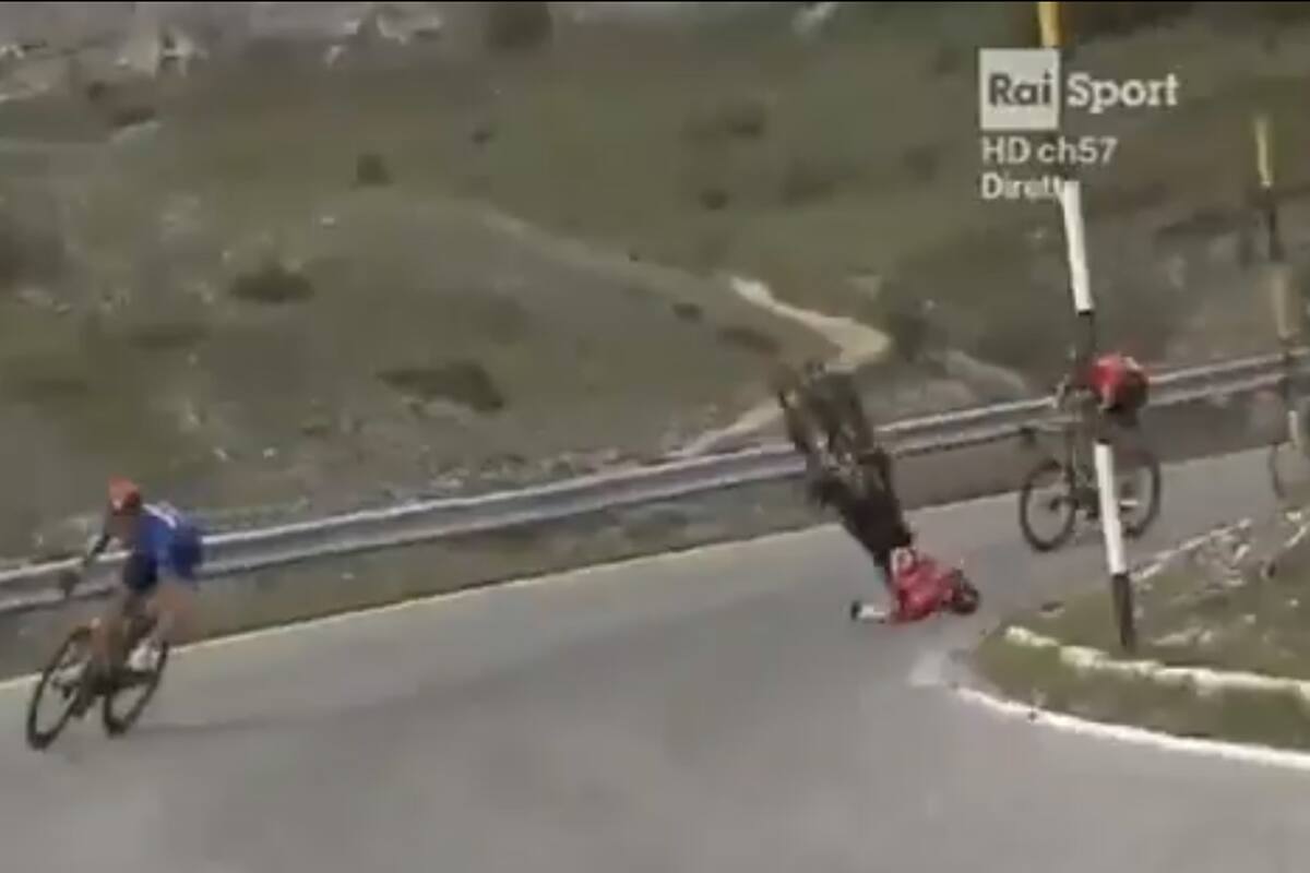 El momento del accidente de Matej Mohoric, en la bajada de Passo Godi, de la novena etapa del Giro de Italia