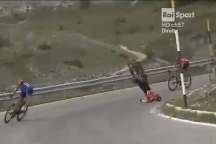 El momento del accidente de Matej Mohoric, en la bajada de Passo Godi, de la novena etapa del Giro de Italia