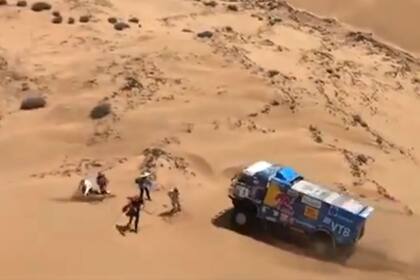 El momento del accidente en las dunas peruanas que pudo haber sido mucho más grave