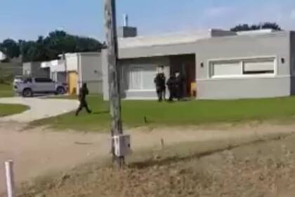 El momento del allanamiento para rescatar a una mujer en el country Costa Esmeralda