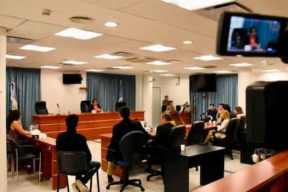 El momento del anuncio de la suspensión del juicio por el femicidio de Agustina Gisfman en Neuquén
