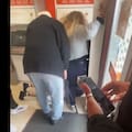 Así fue el momento en que clientes del banco redujeron al ladrón que disparó en un intento de robo