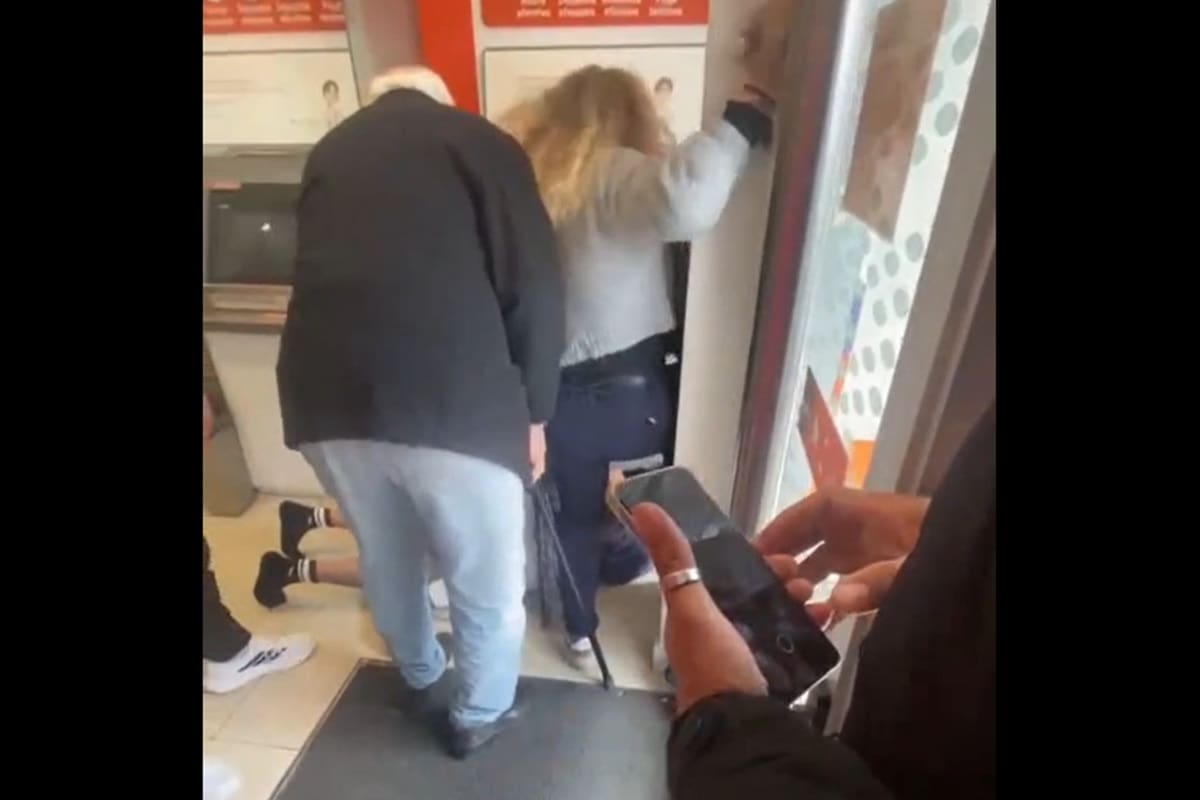 El momento del arresto ciudadano en el Banco Galicia de Lomas del Mirador