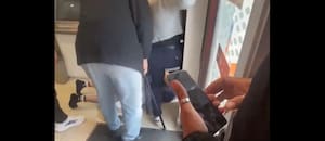 Así fue el momento en que clientes del banco redujeron al ladrón que disparó en un intento de robo