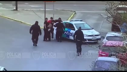 El momento del arresto de barras