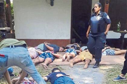 El momento del arresto de los sospechosos, el 18 de enero en Villa Gesell