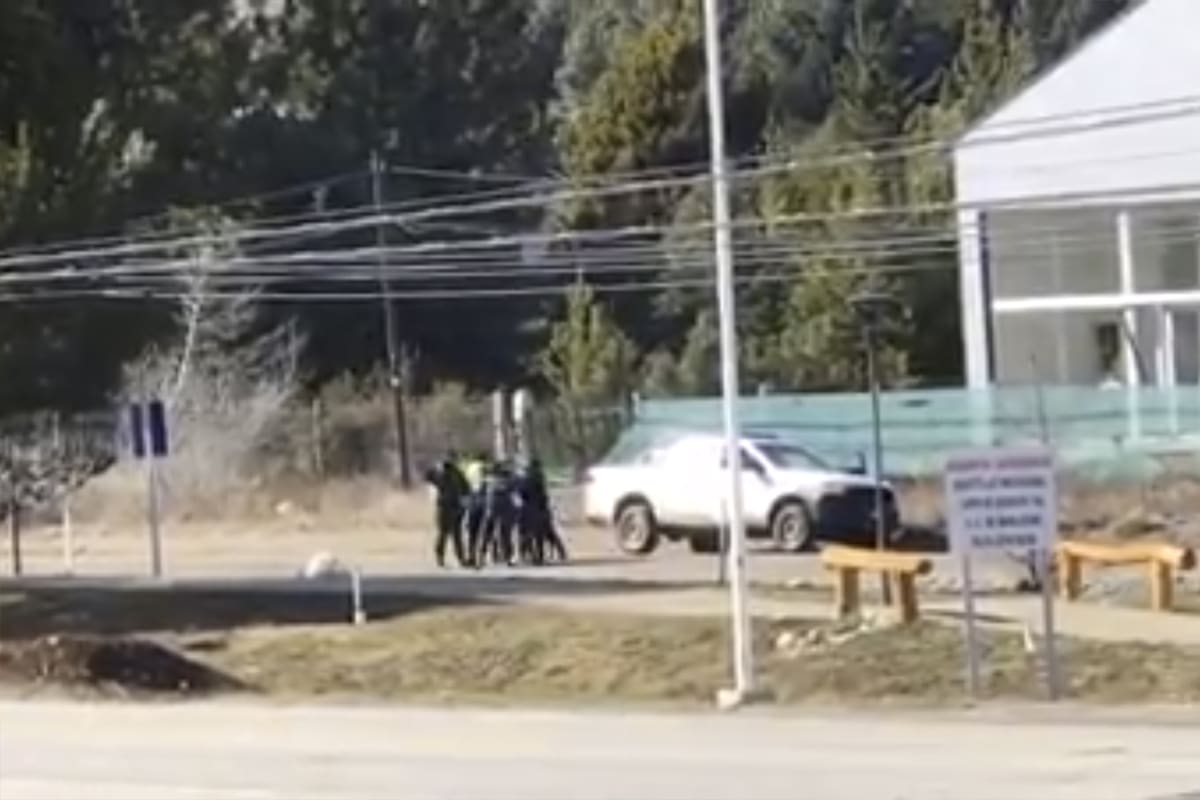 El momento del arresto fue capturado en un video que causó conmoción