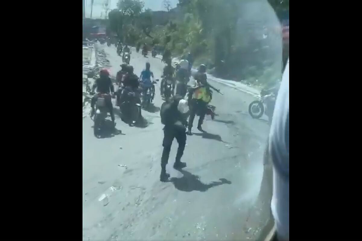 El momento del asalto al micro que transportaba a la selección de Belice en Haití, para jugar por las Eliminatorias Qatar 2022