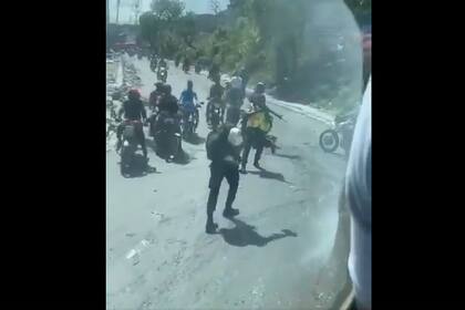 El momento del asalto al micro que transportaba a la selección de Belice en Haití, para jugar por las Eliminatorias Qatar 2022