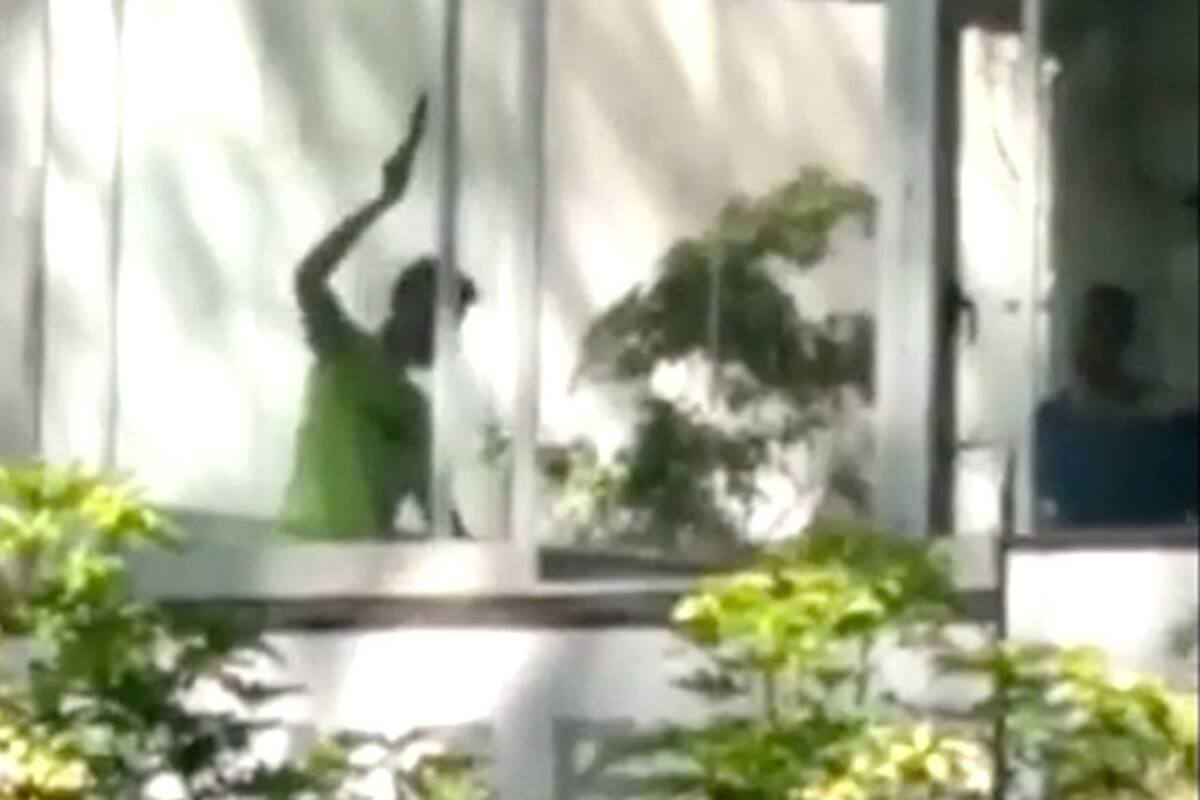 El momento del ataque a las profesoras de baile