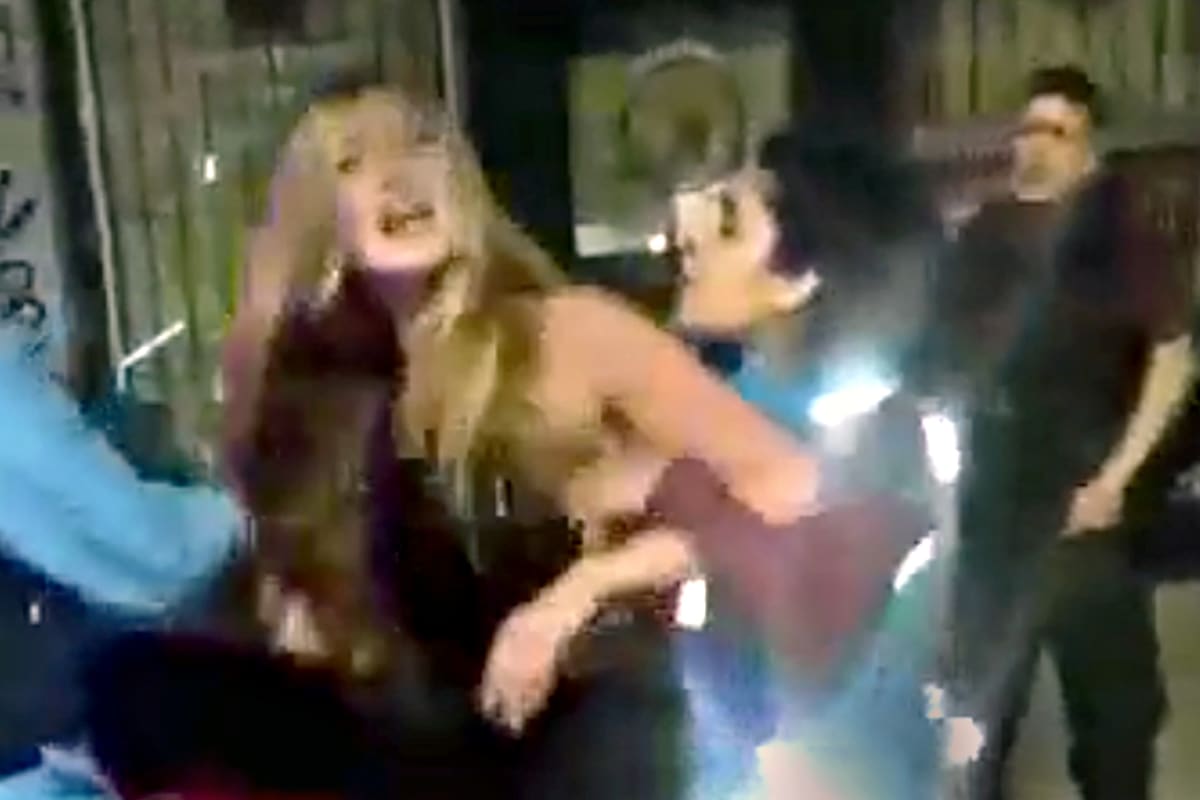 El momento del ataque de furia e insultos de la adolescente.