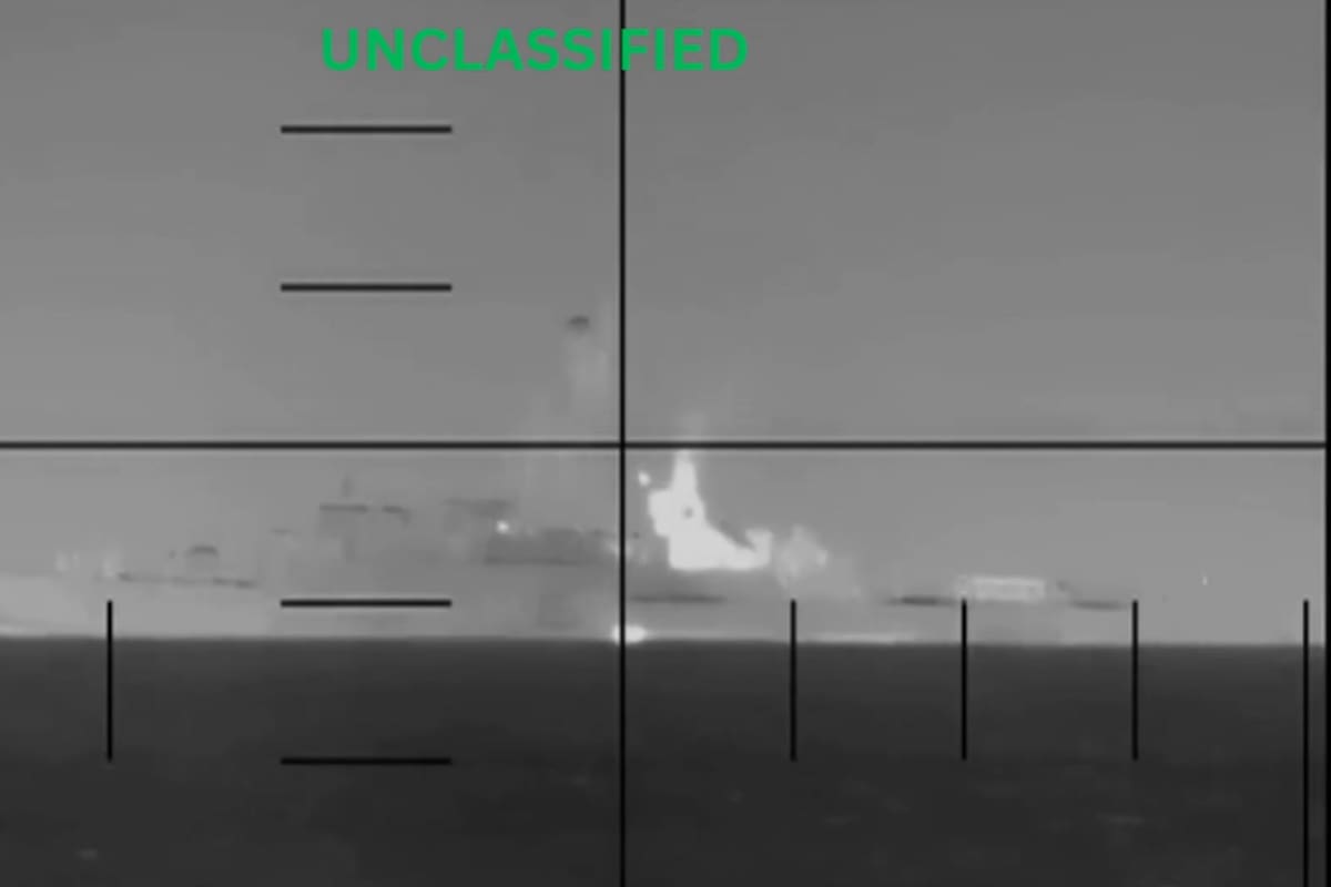 El momento del ataque estadounidense a la fragata iraní