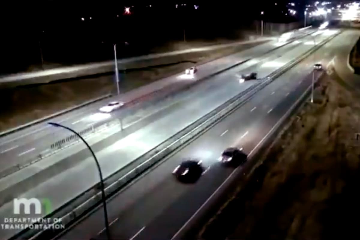 El momento del aterrizaje de emergencia fue registrado por las cámaras de seguridad de la autopista