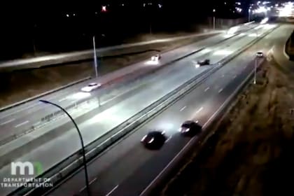 El momento del aterrizaje de emergencia fue registrado por las cámaras de seguridad de la autopista