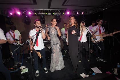 El momento del baile estuvo a cargo de Agapornis, que hizo un recorrido por sus hits. María Vázquez y Flor de la V no dudaron en subir al escenario para cantar con ellos