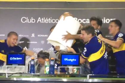 El momento del baldazo de agua al DT Miguel Ángel Russo.