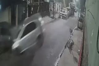 Le robó el auto a un excombatiente de Malvinas, chocó y volcó en Lomas de Zamora
