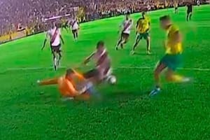 El momento del choque entre Armani y Herrera, en el partido de River frente a Defensa y Justicia, por la Copa Argentina.