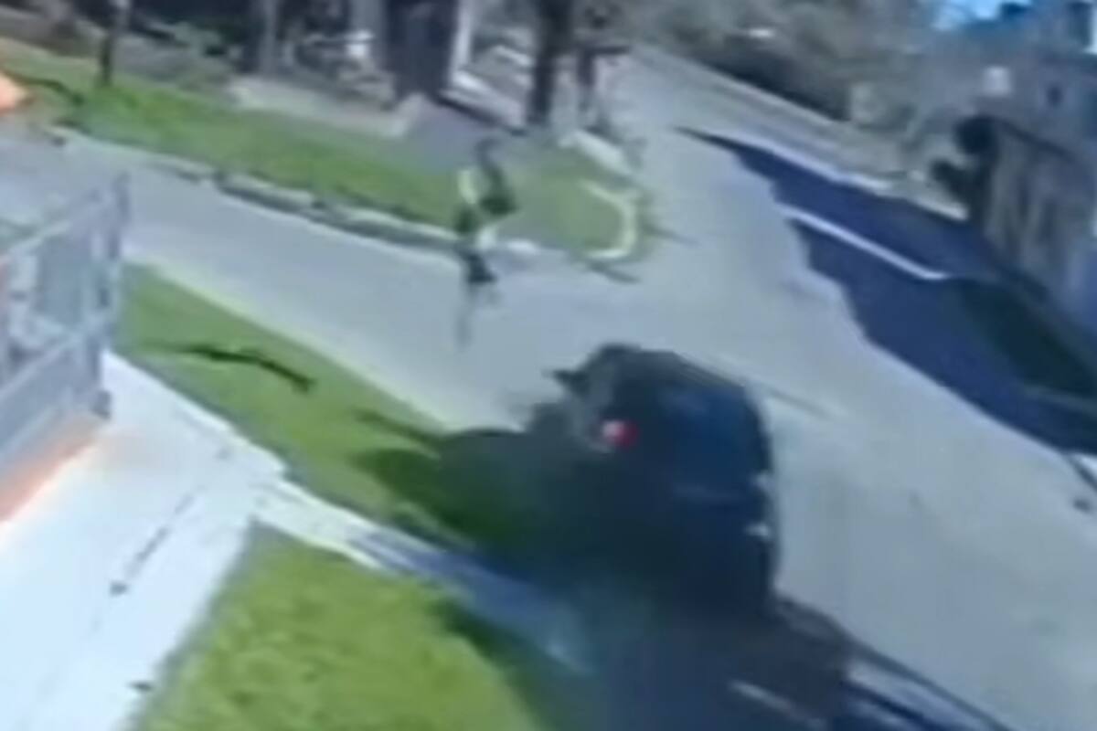 El momento del choque entre el auto y el ciclista