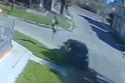 El momento del choque entre el auto y el ciclista