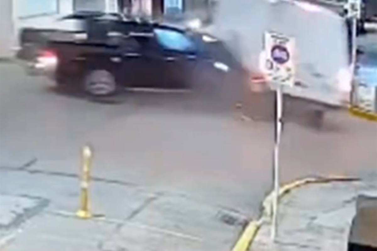 El momento del choque quedó registrado por una cámara de seguridad