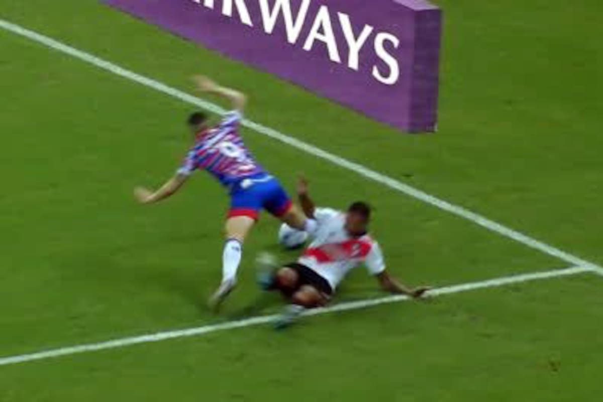 El momento del contacto entre Héctor David Martínez (River) y Renato Kayzer (Fortaleza): los brasileños reclamaron penal, que el árbitro uruguayo Esteban Ostojich no dio.