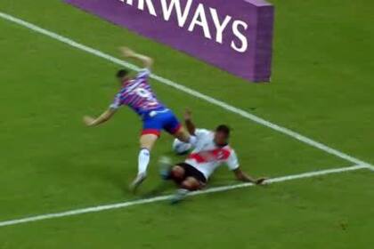 El momento del contacto entre Héctor David Martínez (River) y Renato Kayzer (Fortaleza): los brasileños reclamaron penal, que el árbitro uruguayo Esteban Ostojich no dio.