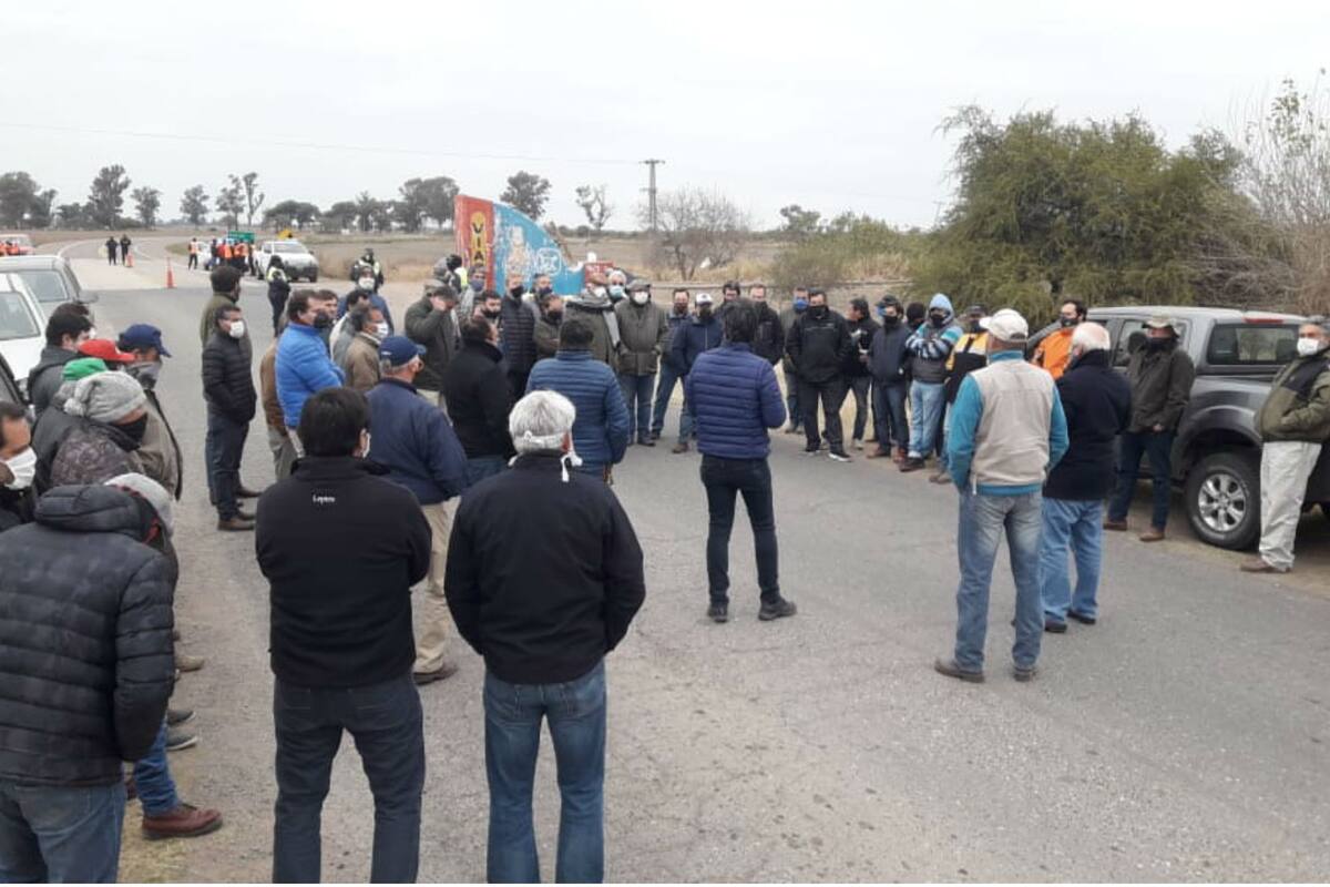 El momento del corte y asamblea sobre la ruta 303