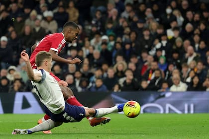 El momento del cruce de Micky van de Ven con Alexander Isak, al momento de marcar el gol ante Tottenham el último sábado