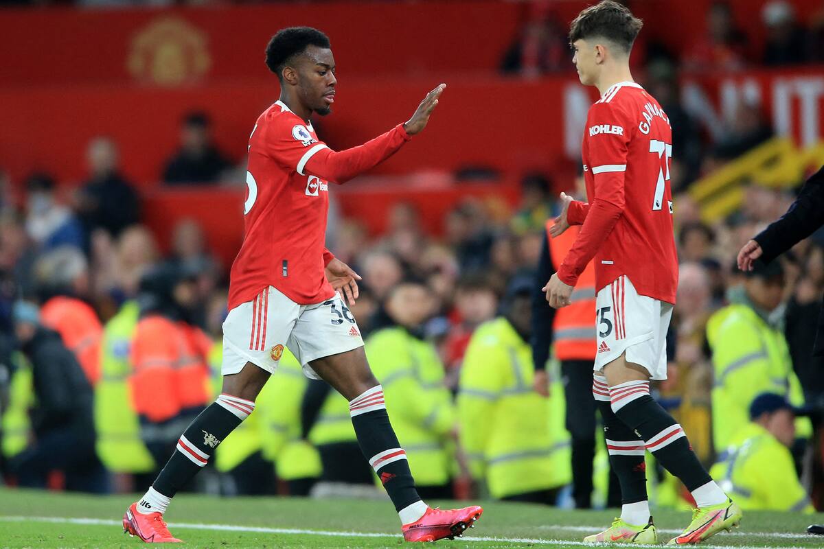 El momento del debut en primera: el sueco Anthony Elanga deja su lugar a Alejandro Garnacho, el séptimo argentino de la historia de Manchester United; el chico jugó dos minutos en el 1-1 con Chelsea por la Premier League.